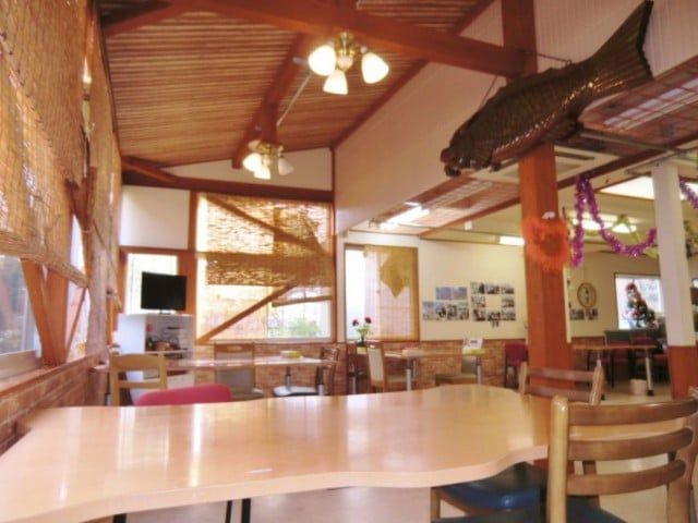 温かい雰囲気の食堂