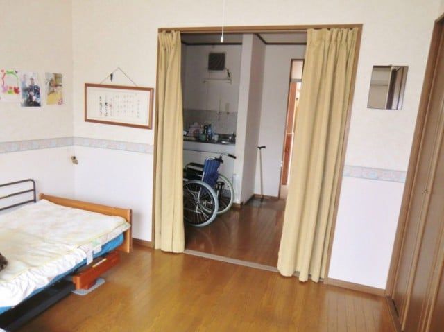 明るい個室の居室