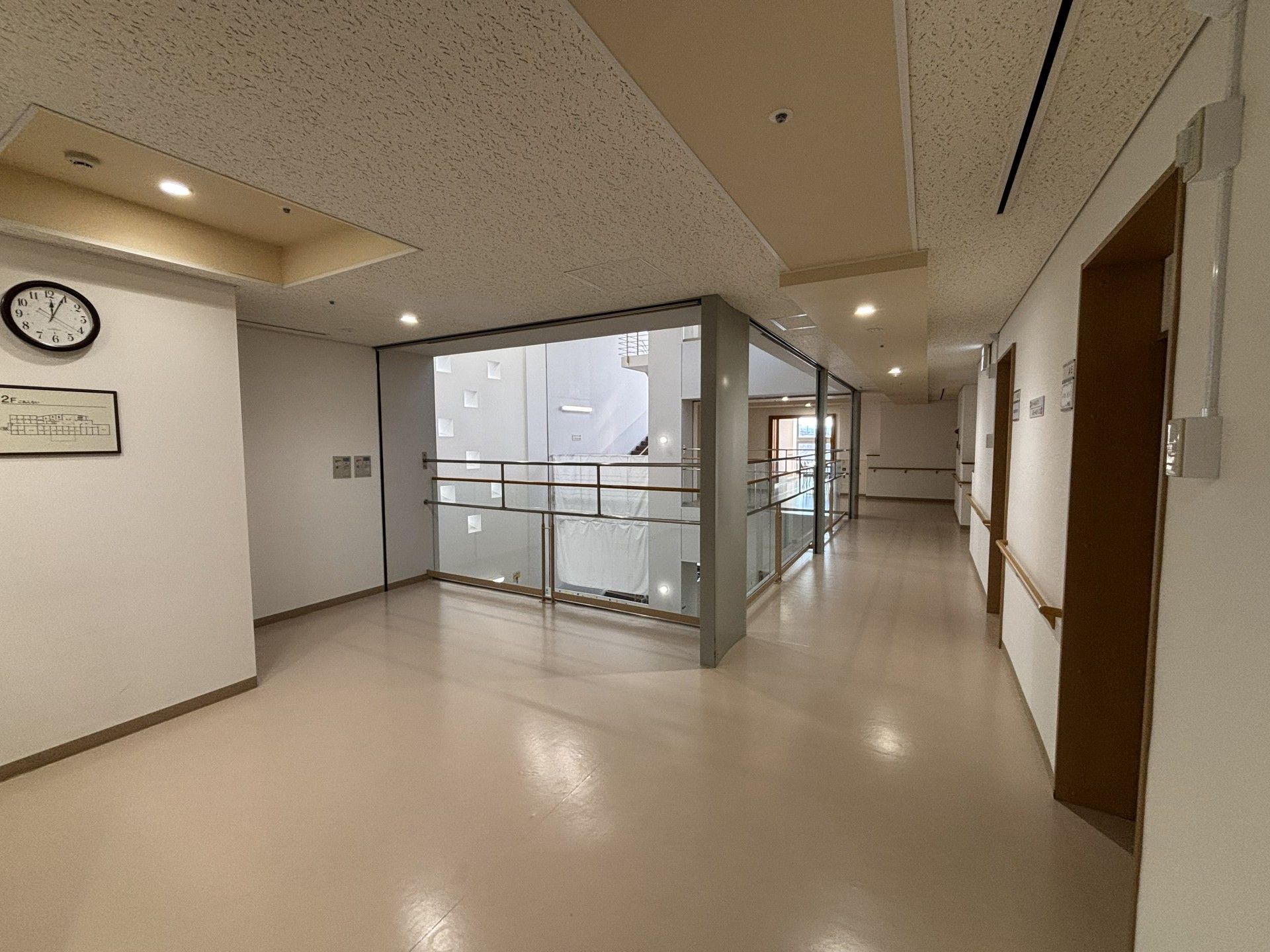 明るい廊下の様子