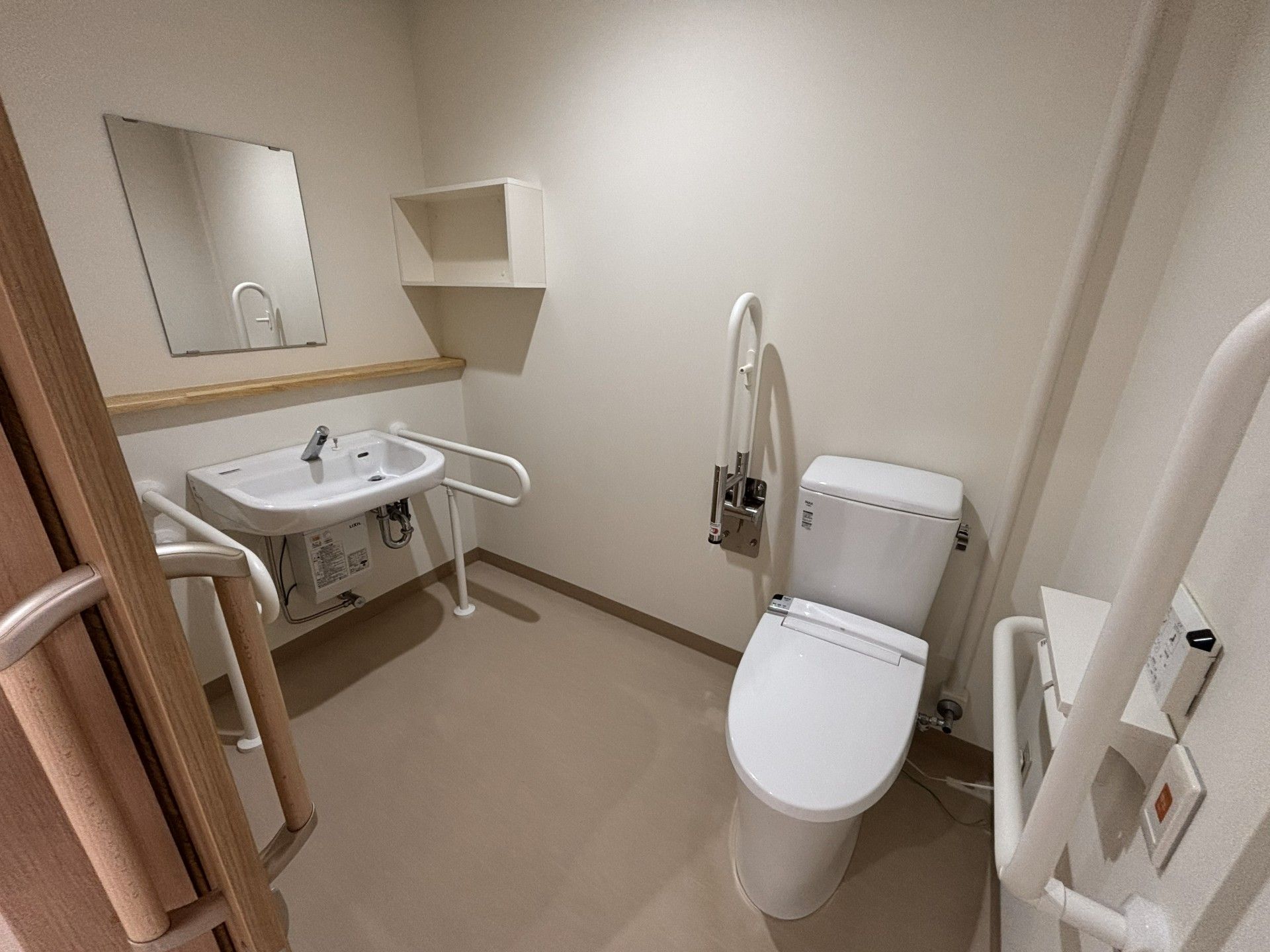 手すり付きのトイレ