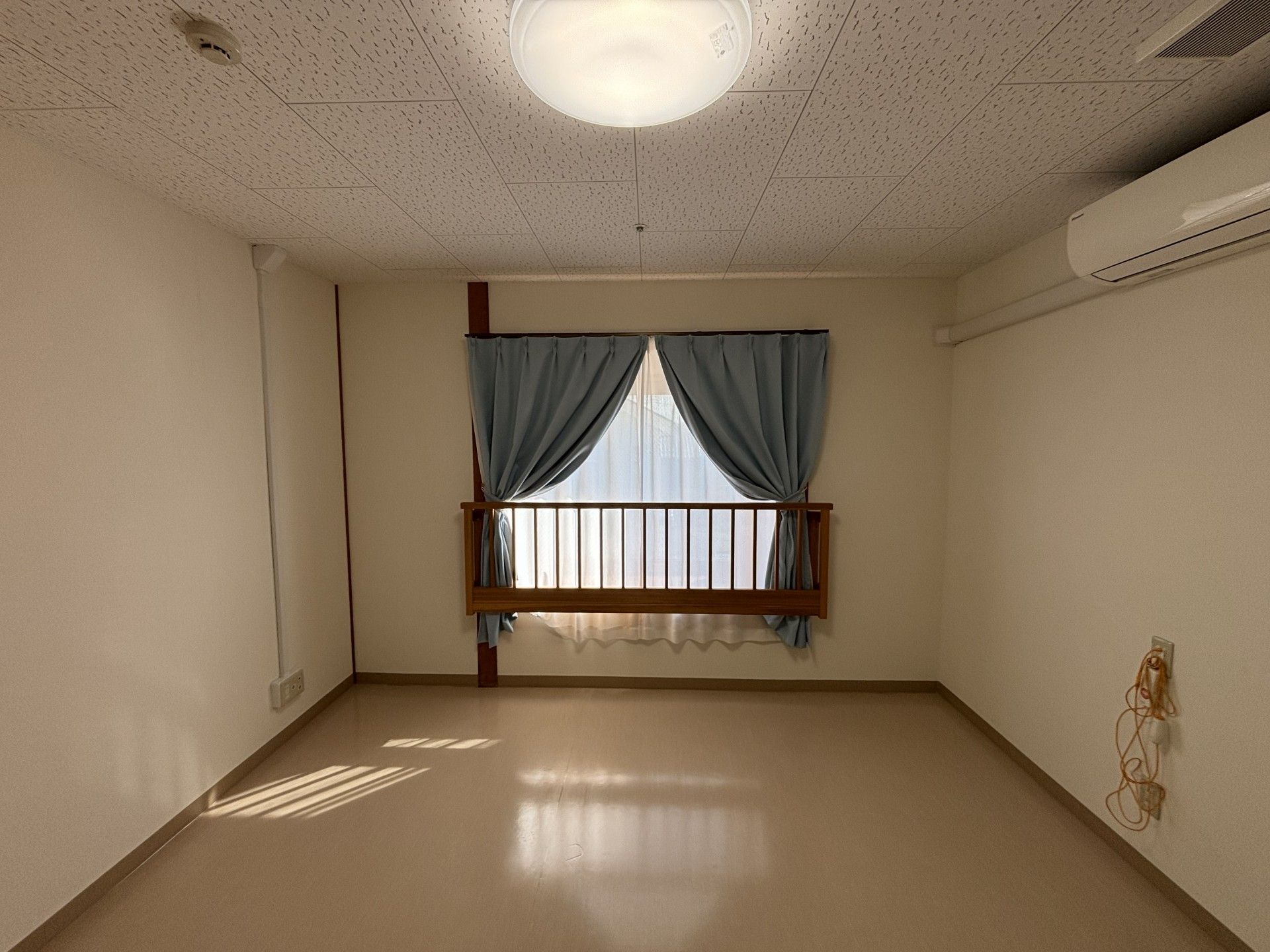 窓際の明るい部屋