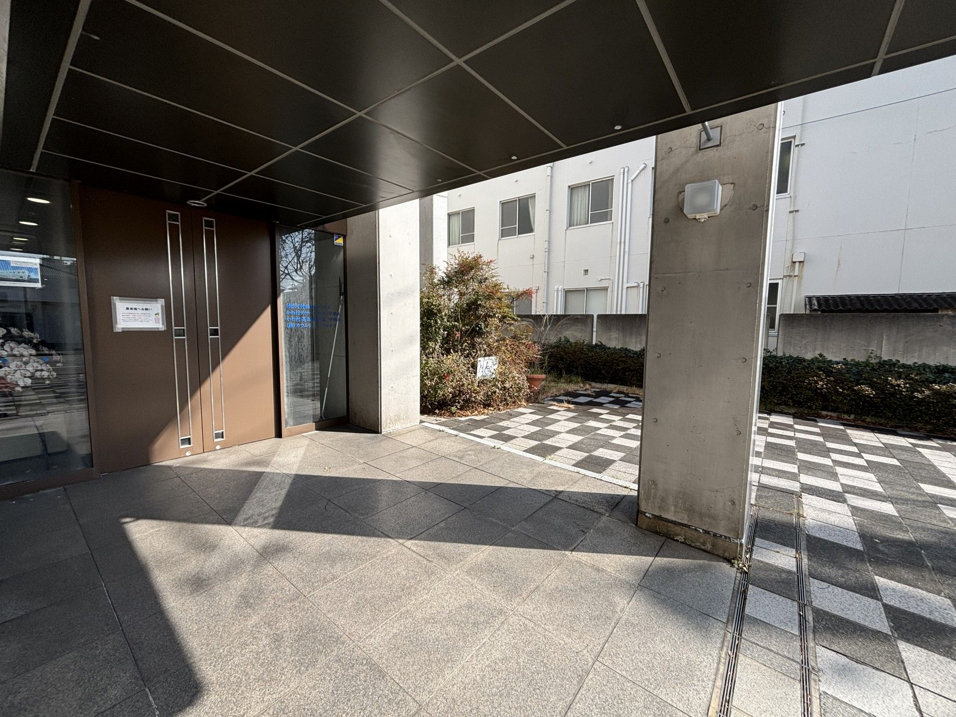 エントランスの外観
