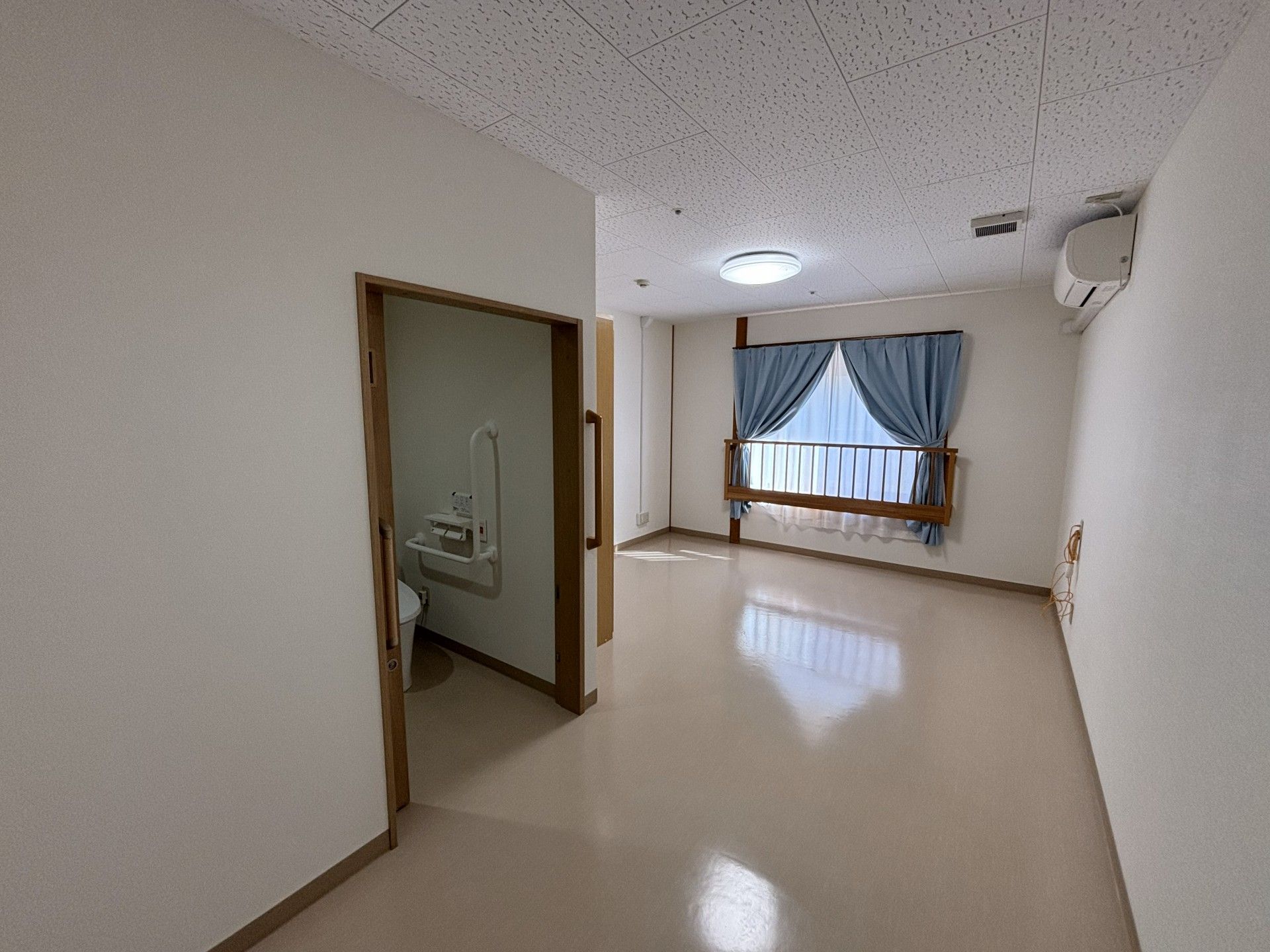 明るい個室の一角