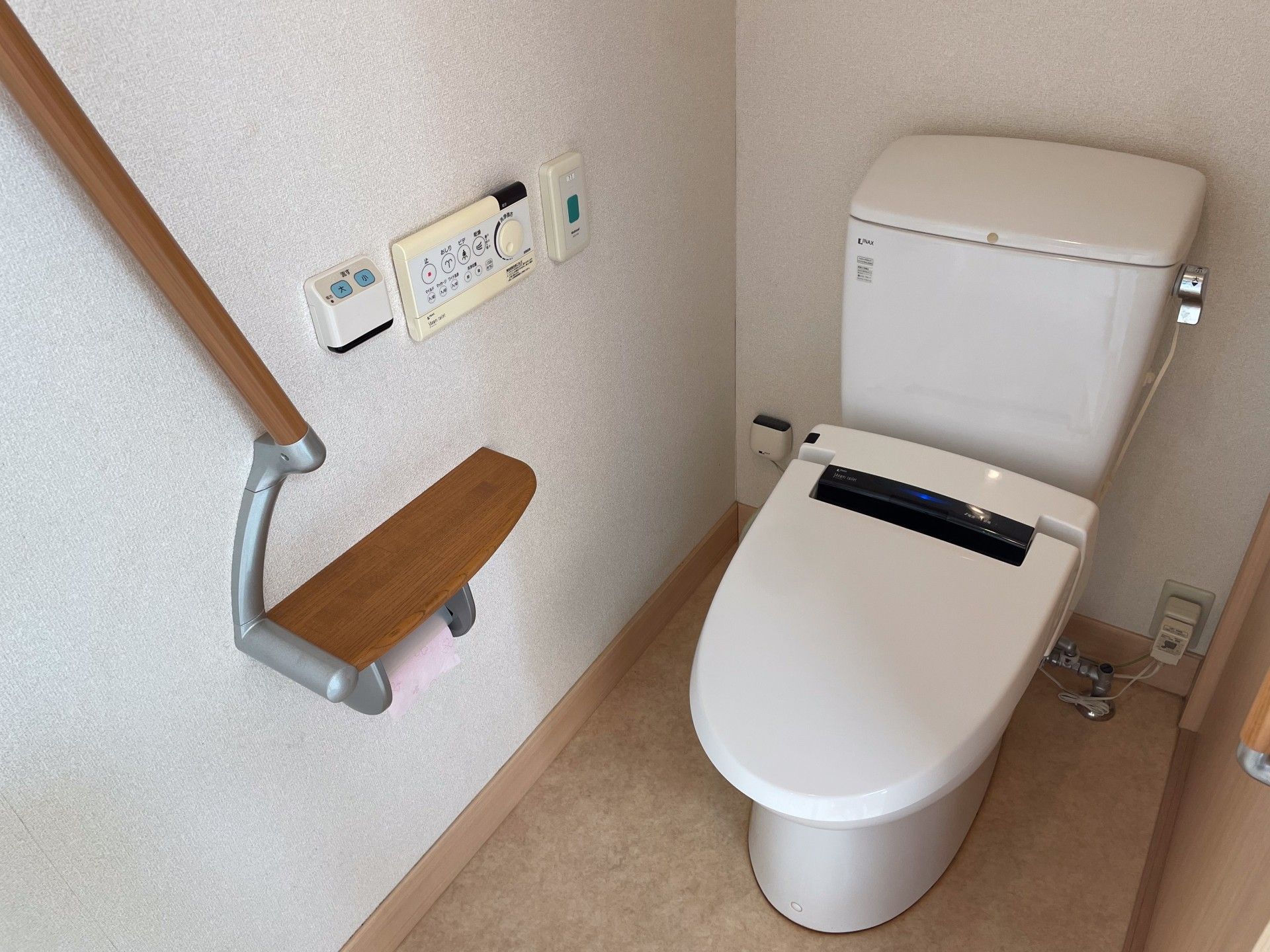 手すり付きのトイレ