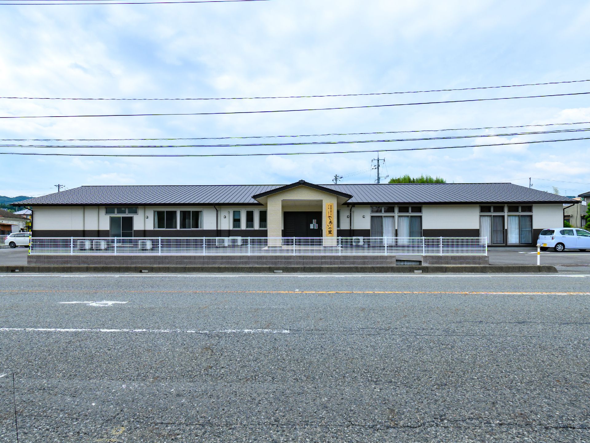 平屋の落ち着いた色調の外観の老人ホーム