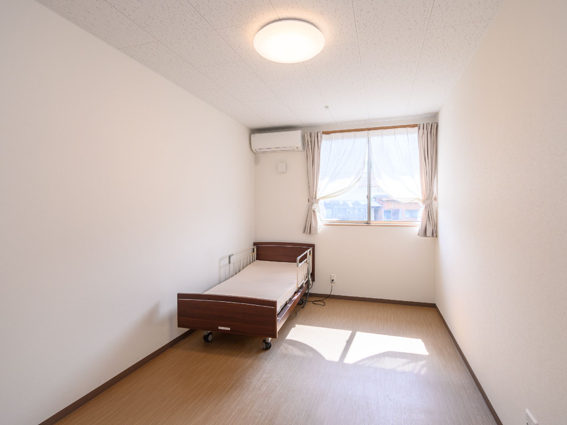 介護用ベッドのある居室