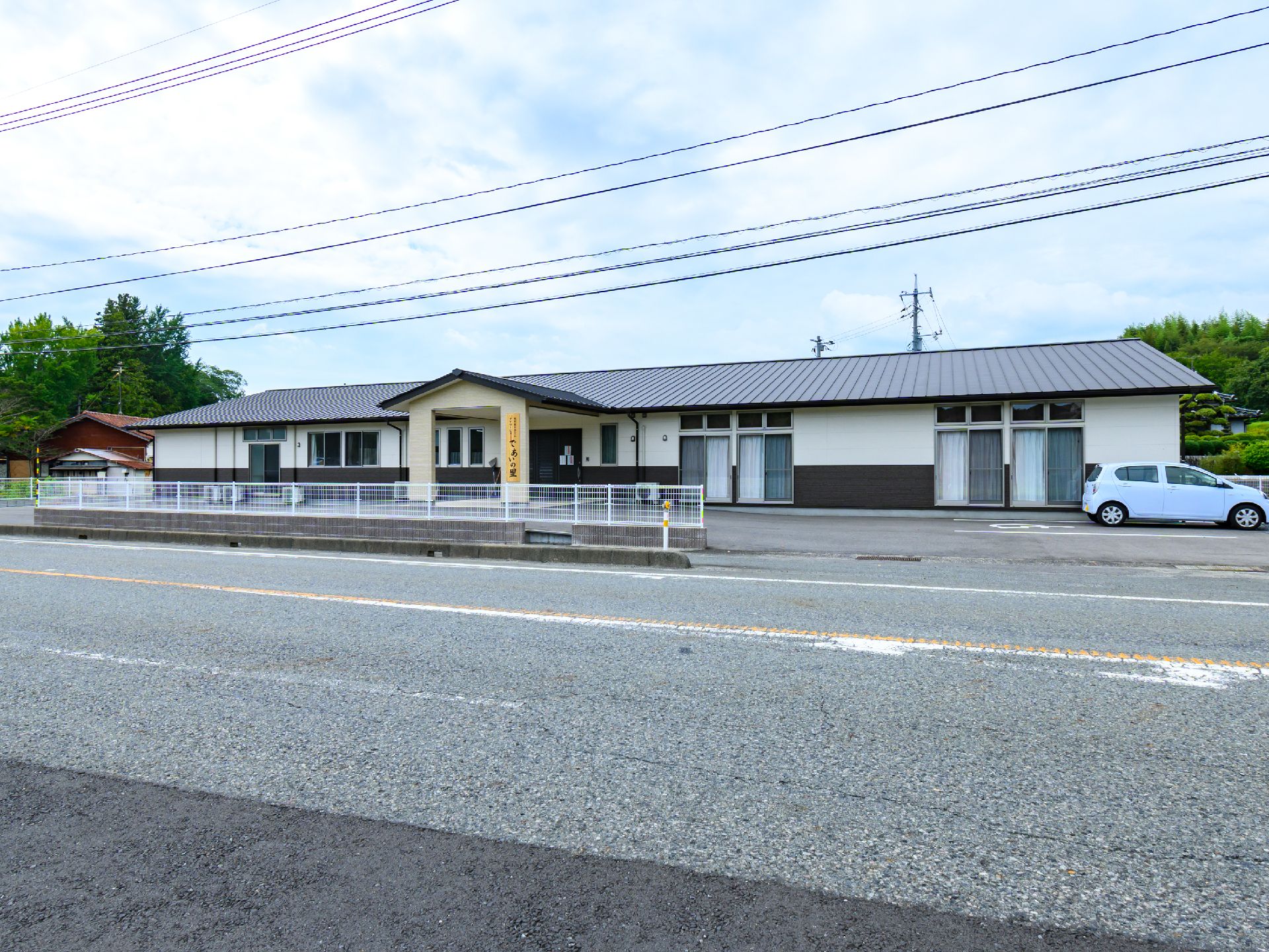 平屋の落ち着いた色調の外観の老人ホーム