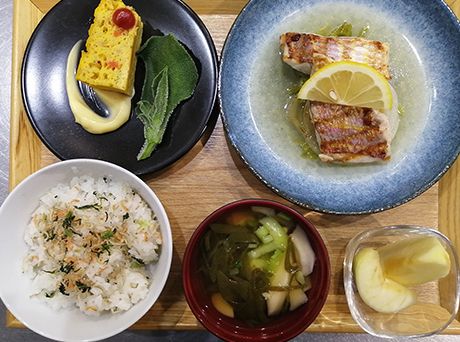 レモンを添えた焼き魚とじゃこご飯とスープとフルーツのデザート