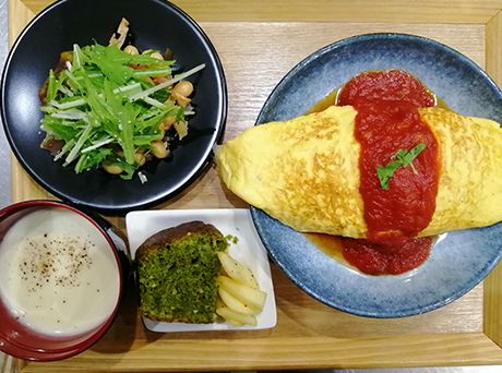 オムライスとサラダとスープのセット