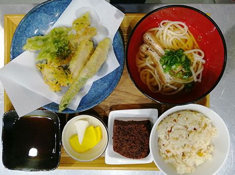 天ぷらの盛り合わせとにゅうめんと炊き込みご飯、チョコレートケーキのセット