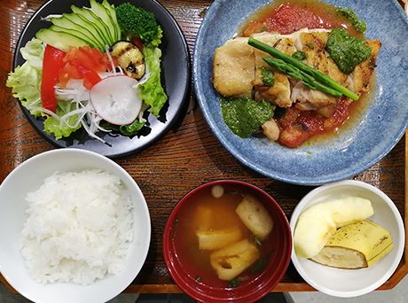 サラダとチキンのソテー、ご飯と味噌汁とリンゴとバナナのセット
