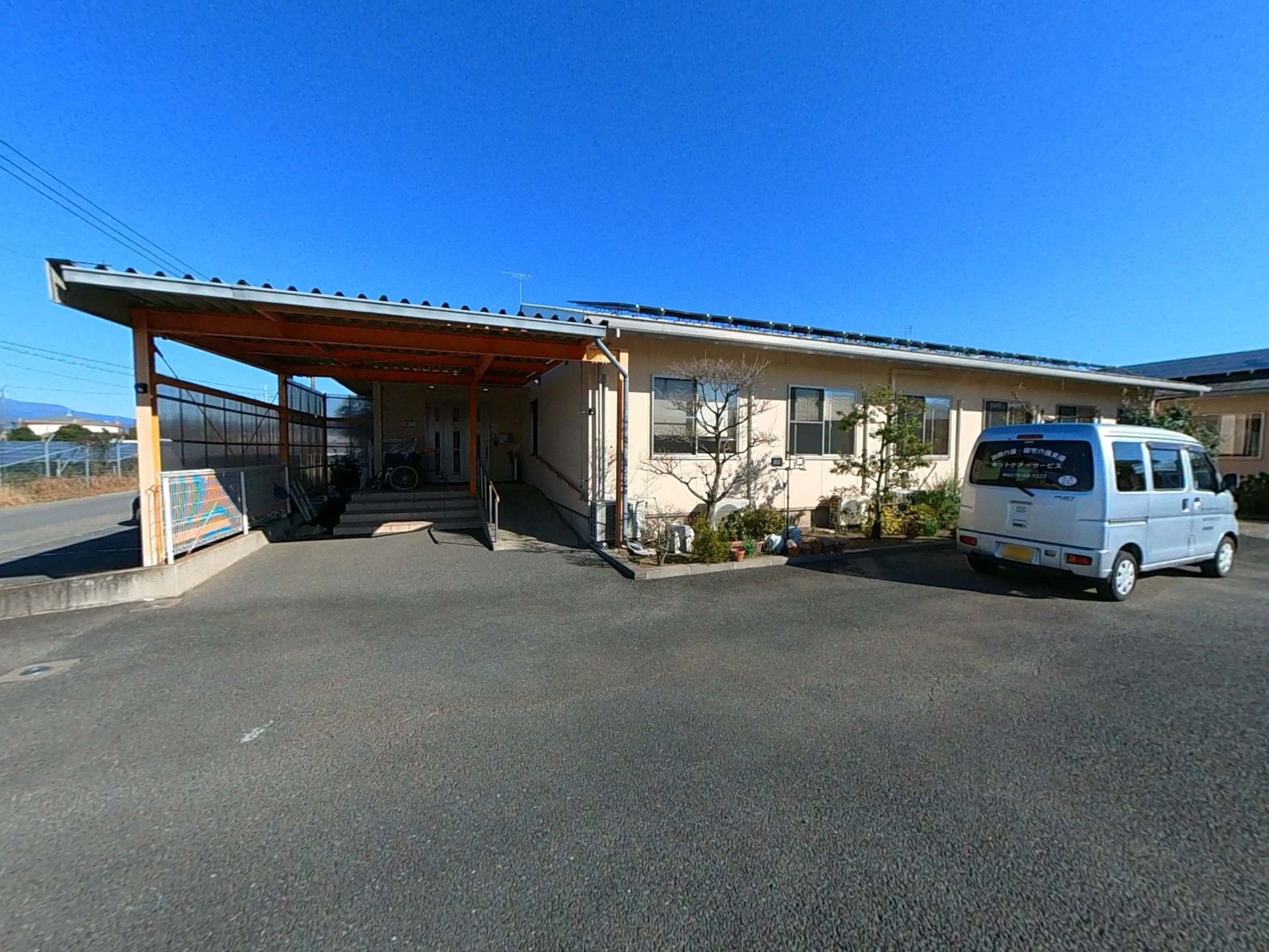 ゆったりとした玄関前