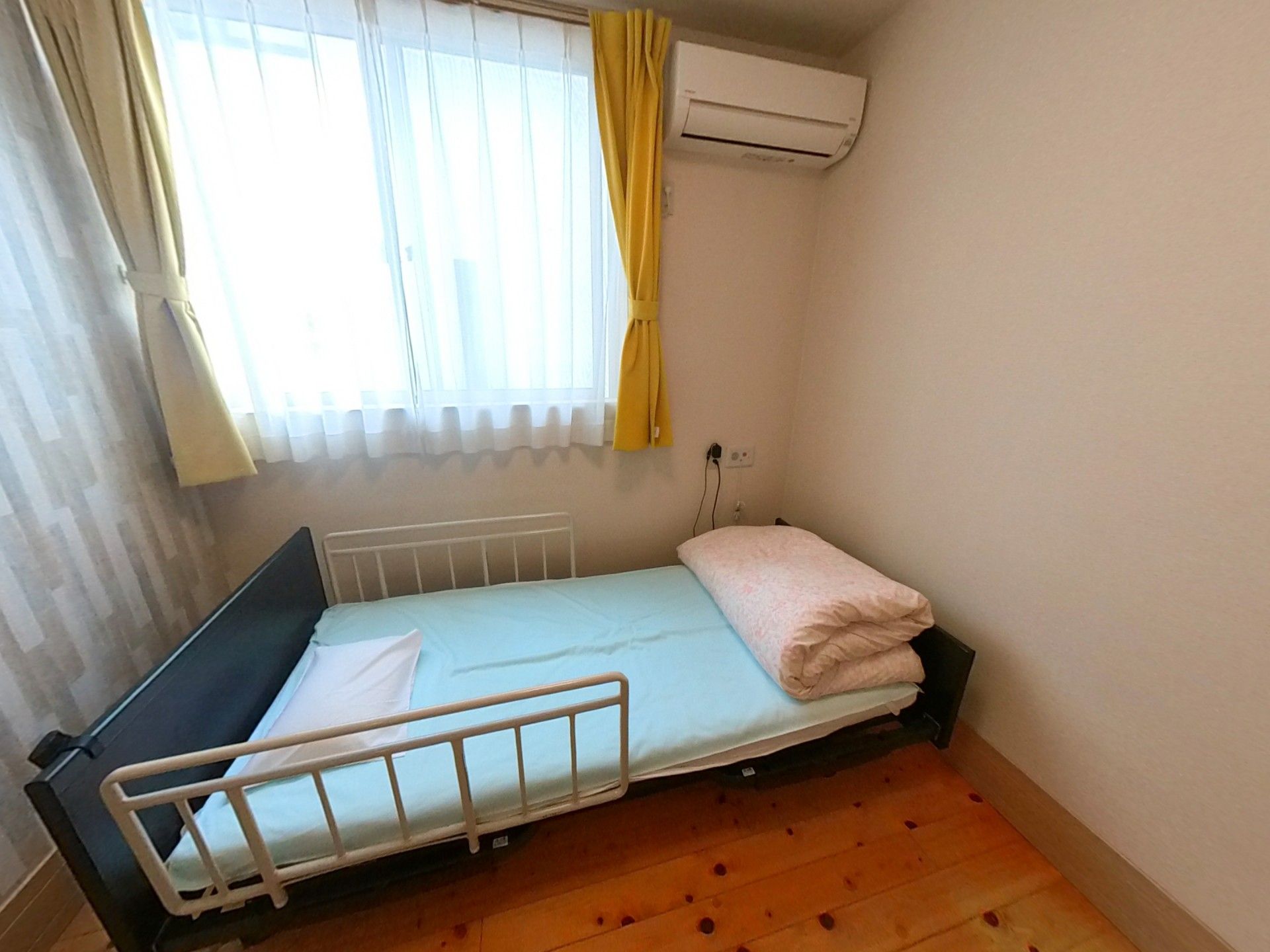 明るい個室のベッド