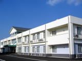明るい外観の建物