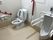 広いトイレの右側には手すり付きの男性用小便器があり、奥には洋式のトイレがあり、手すりが付いている。