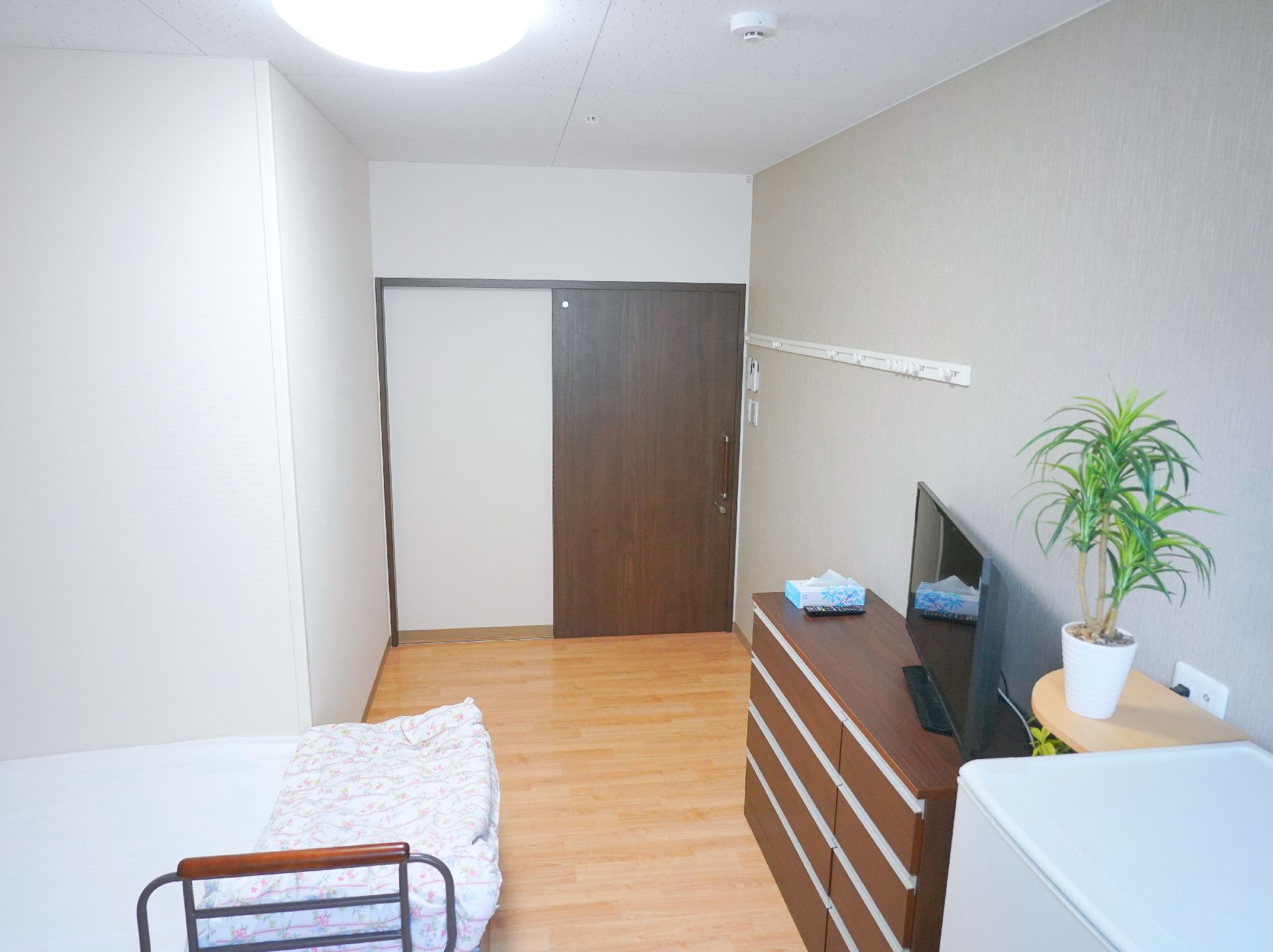 ベッドやチェストが設置された居室