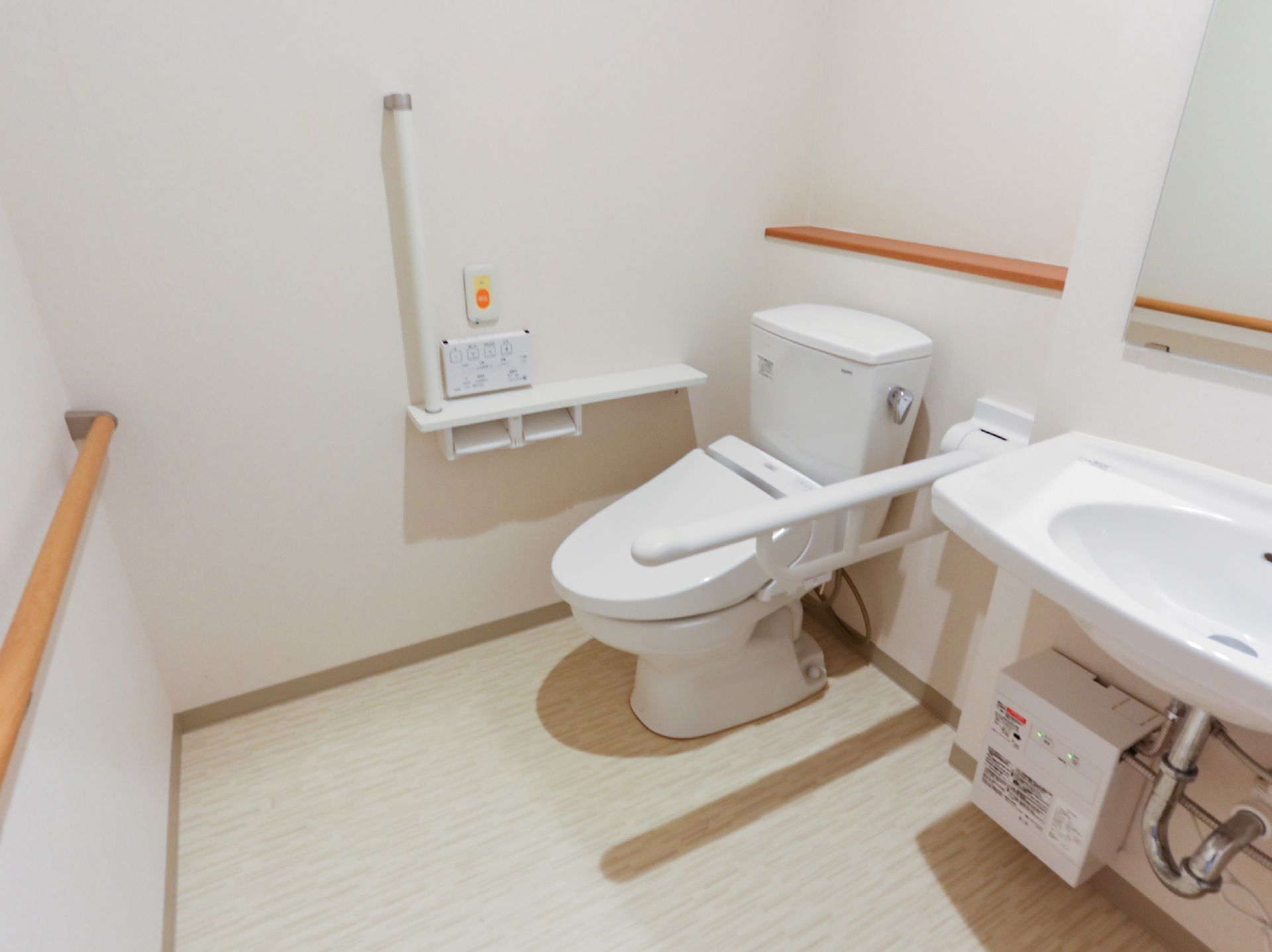 Ｌ字型手すりが設置されたトイレ