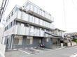 灰色の外観をした老人ホーム