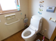 明るく清潔な施設のトイレスペース