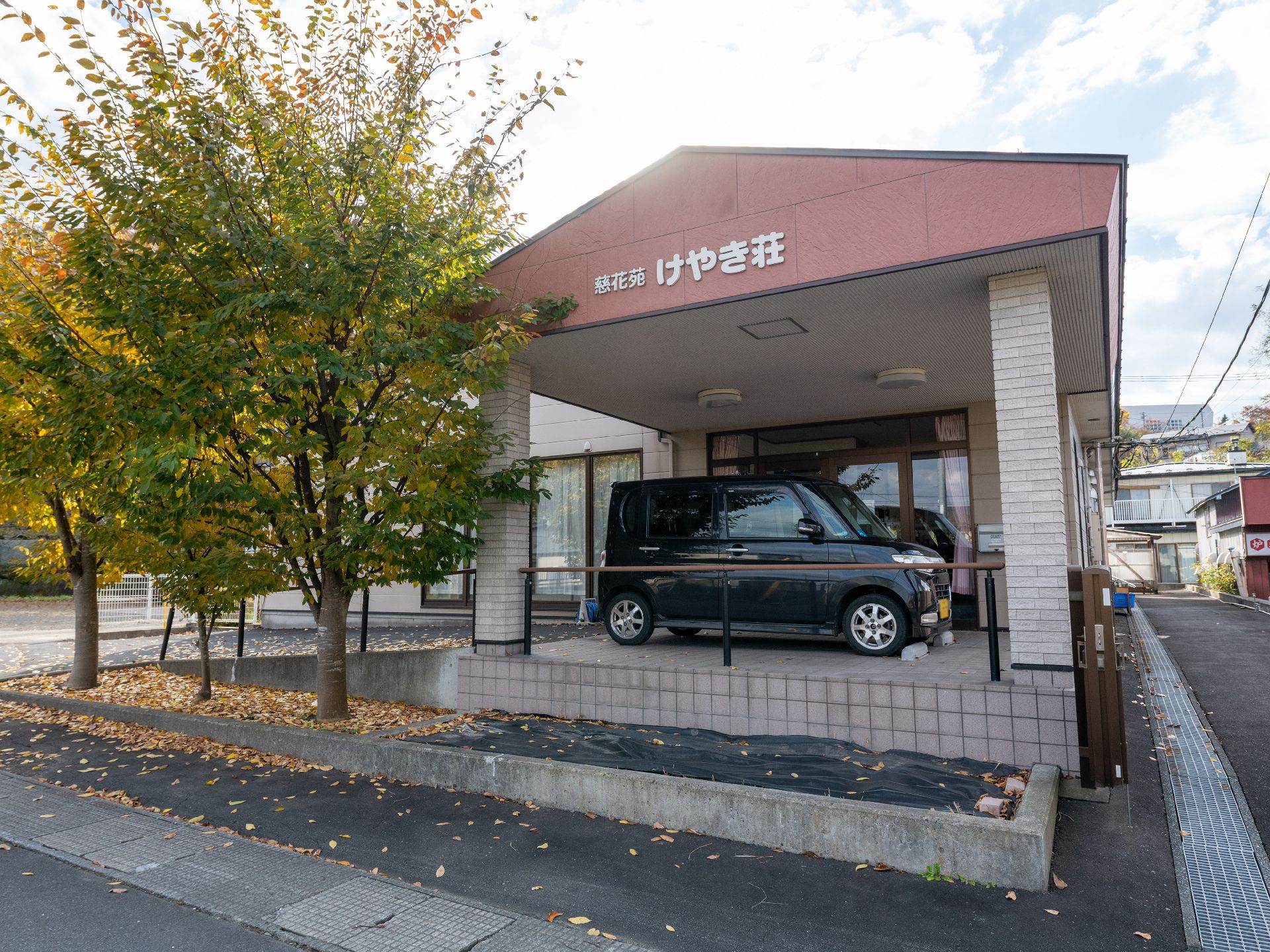 駐車場が広いので、遠方からでもアクセスできる介護施設