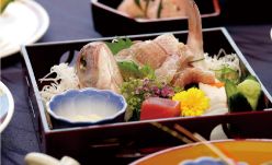 尾頭付きの刺身の盛り合わせ