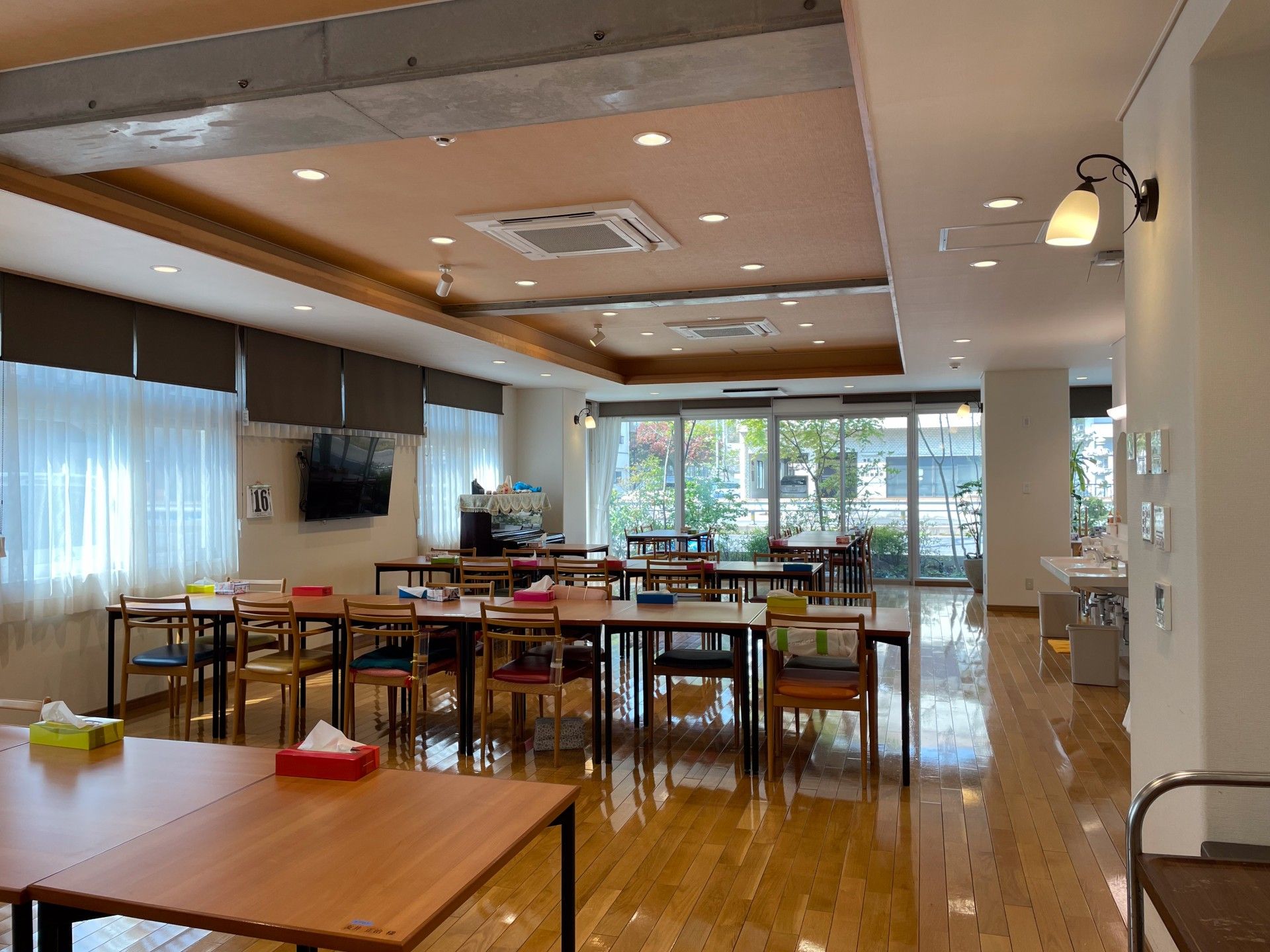 明るい食堂の様子