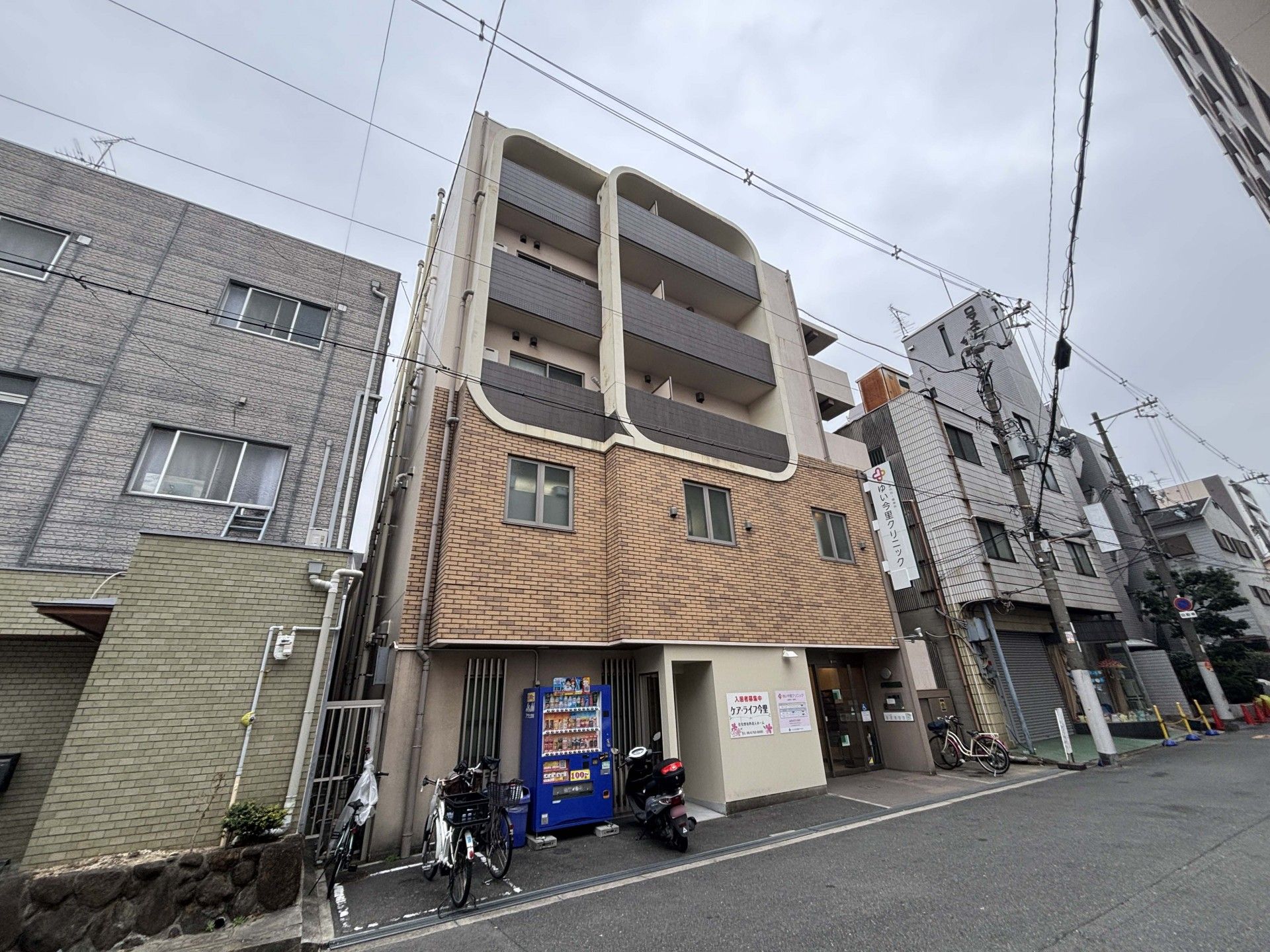 明るく清潔な外観