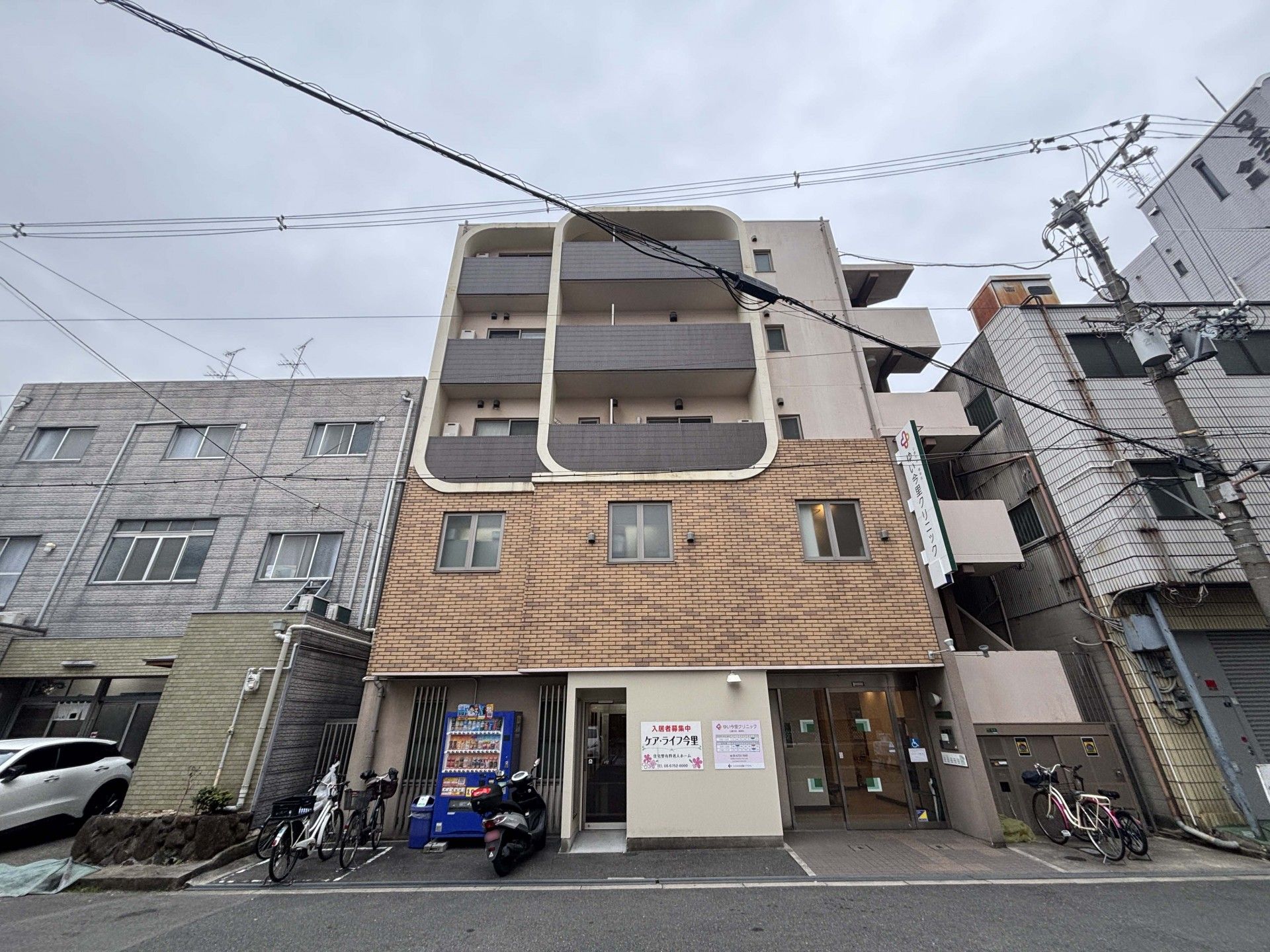 自転車が並ぶ建物の外観