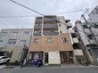 自転車が並ぶ建物の外観