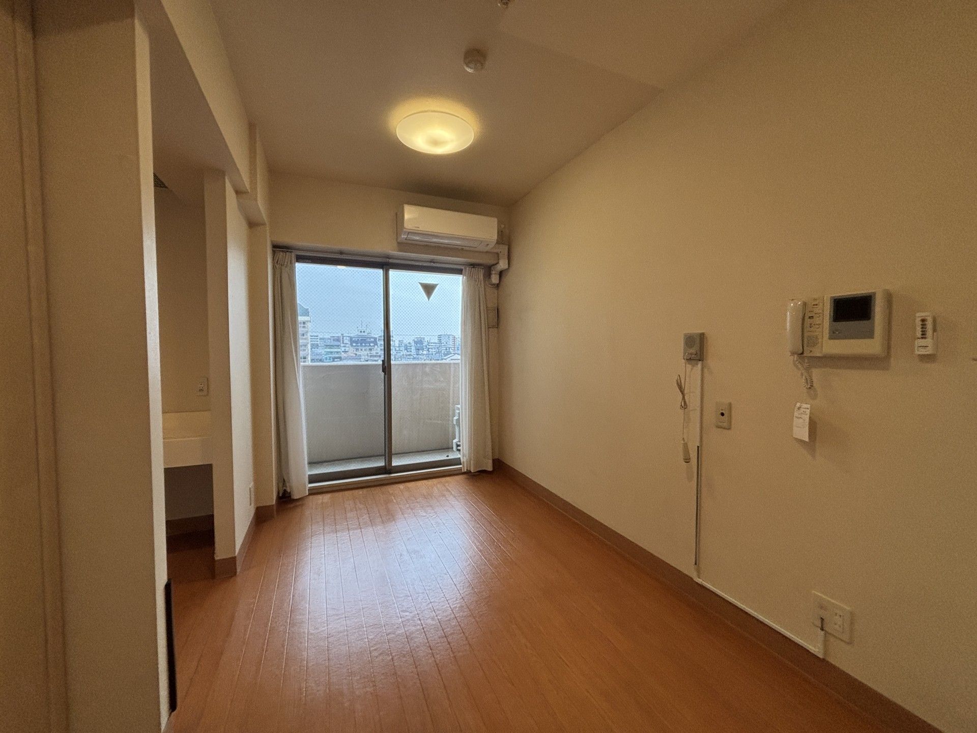 窓際の明るい部屋