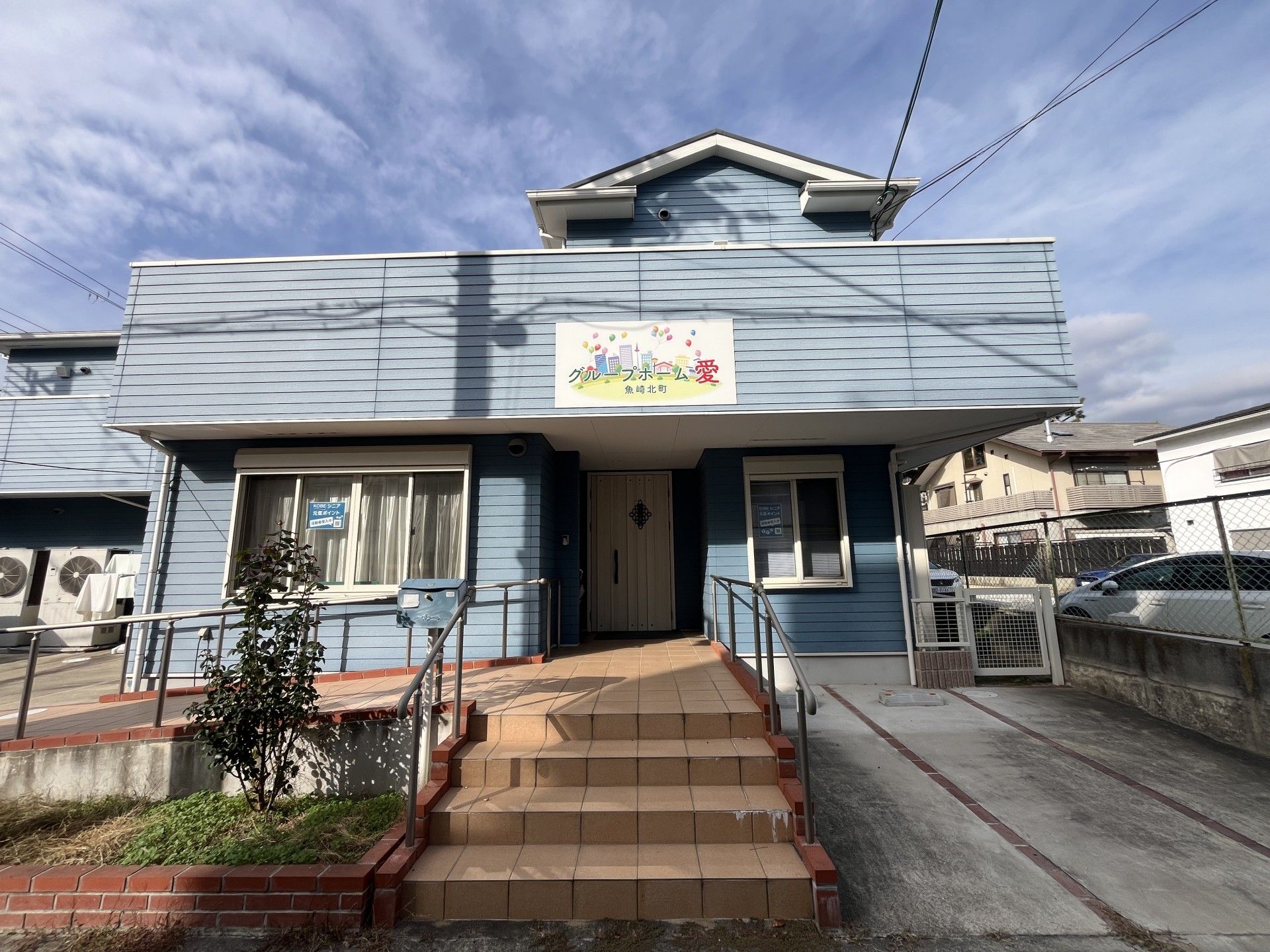 青い外壁の建物入口