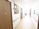 清潔で明るい施設の廊下