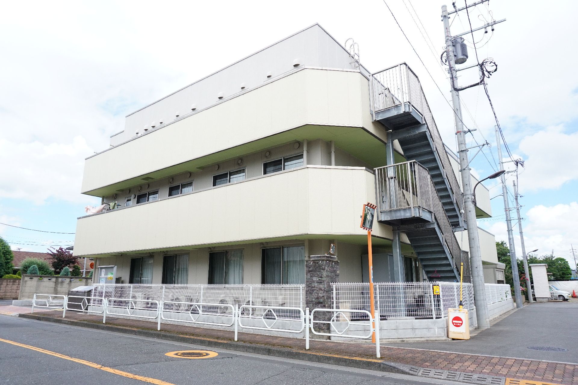 外壁は白一色で清潔感があり、ベランダがあるのを確認できる施設の外観