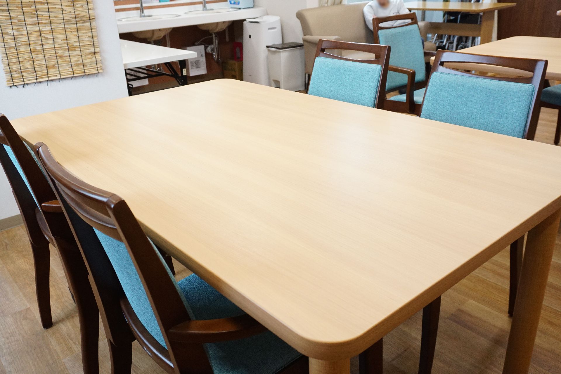 角が丸いテーブルに4つの椅子が設置されているリビング