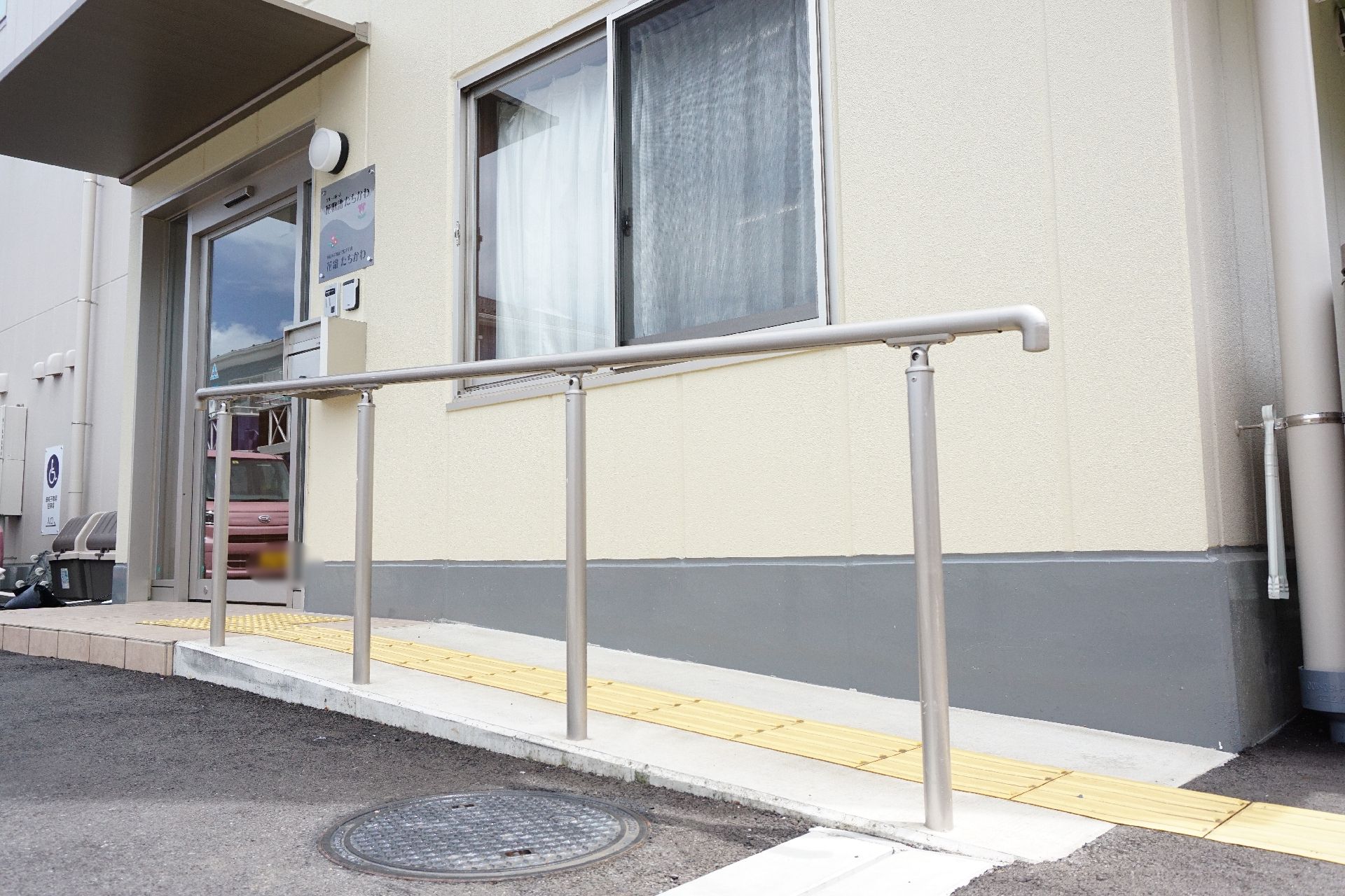 安全に通行できるように、手すりが取り付けられているスロープ