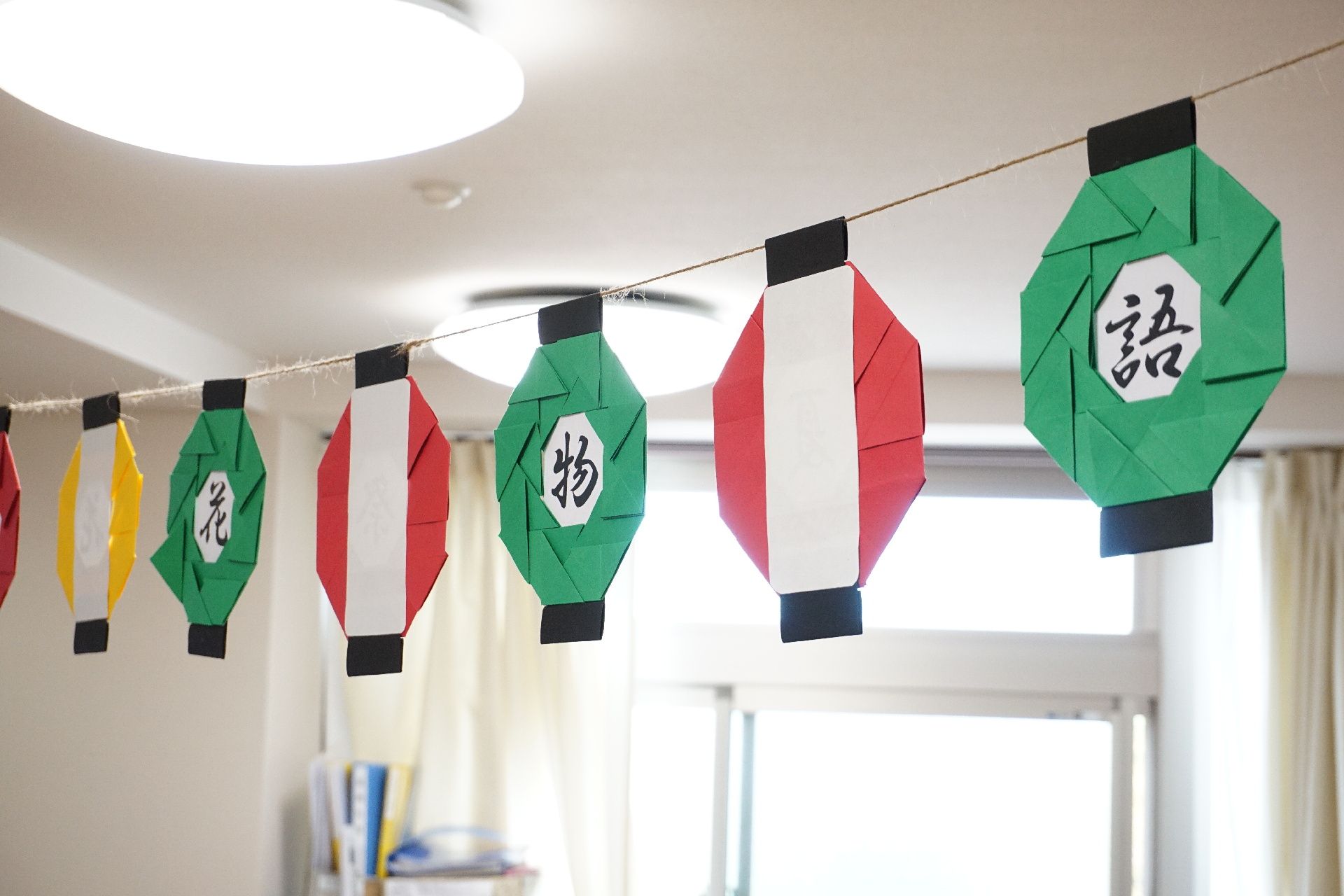 リビングの天井に吊るされているカラフルな提灯の飾り物