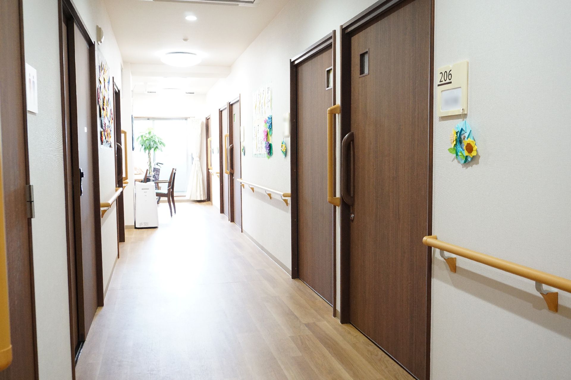 バリアフリー化されて段差がすべて取り除かれている廊下