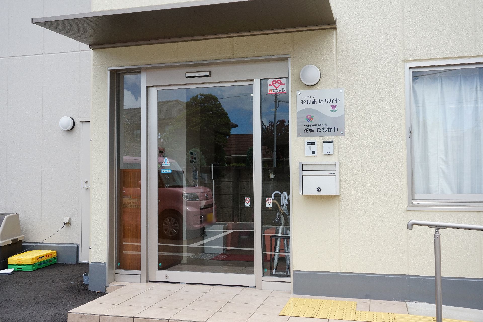 高齢女性の肩に手を置き寄り添う女性ヘルパー