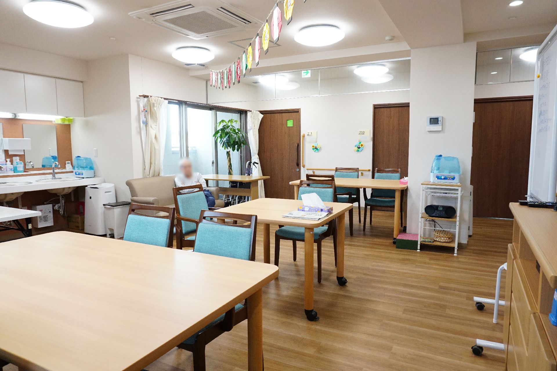 外出する高齢男性と隣りに寄り添う女性ヘルパー