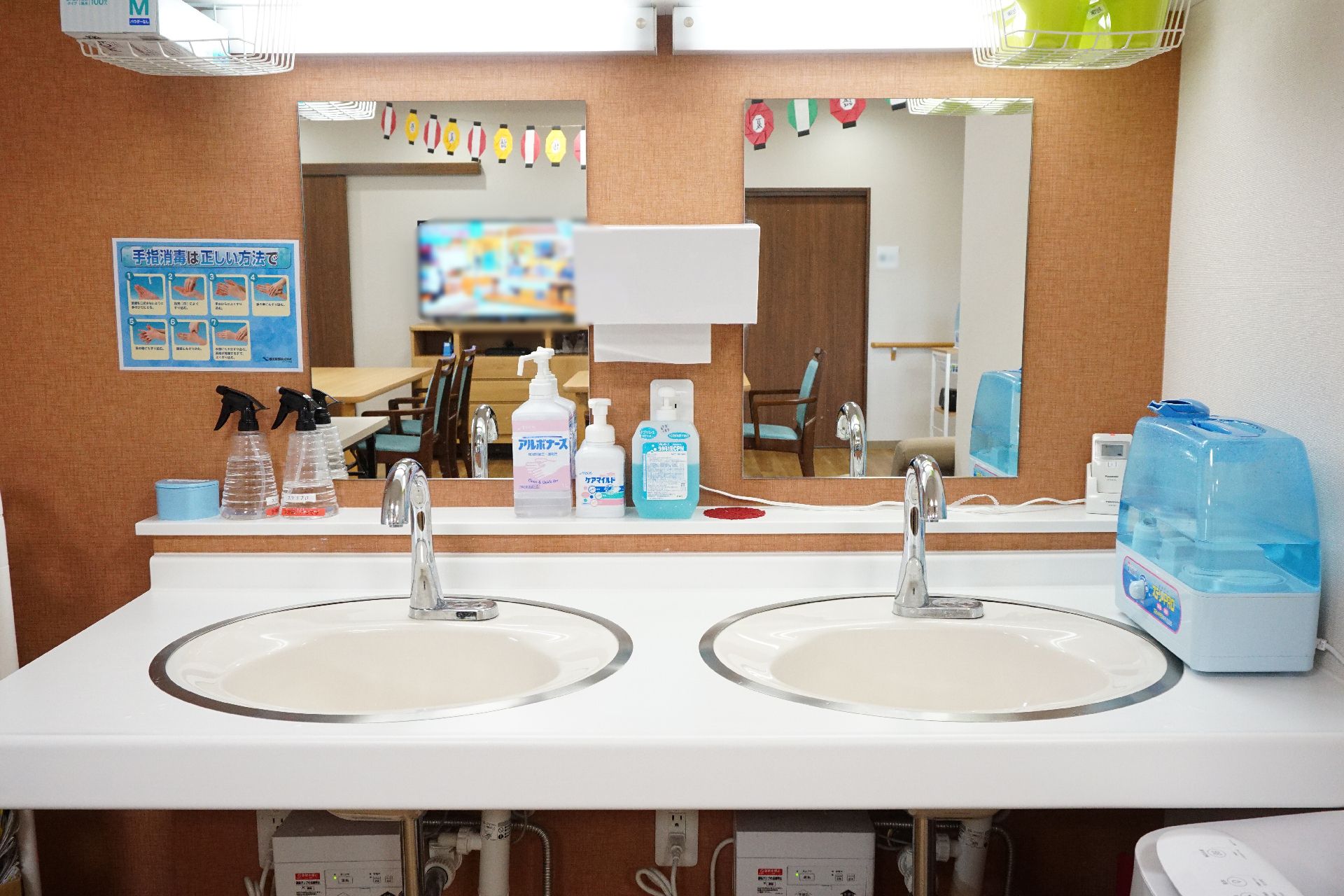 笑顔の高齢女性と話す女性ケアマネジャー