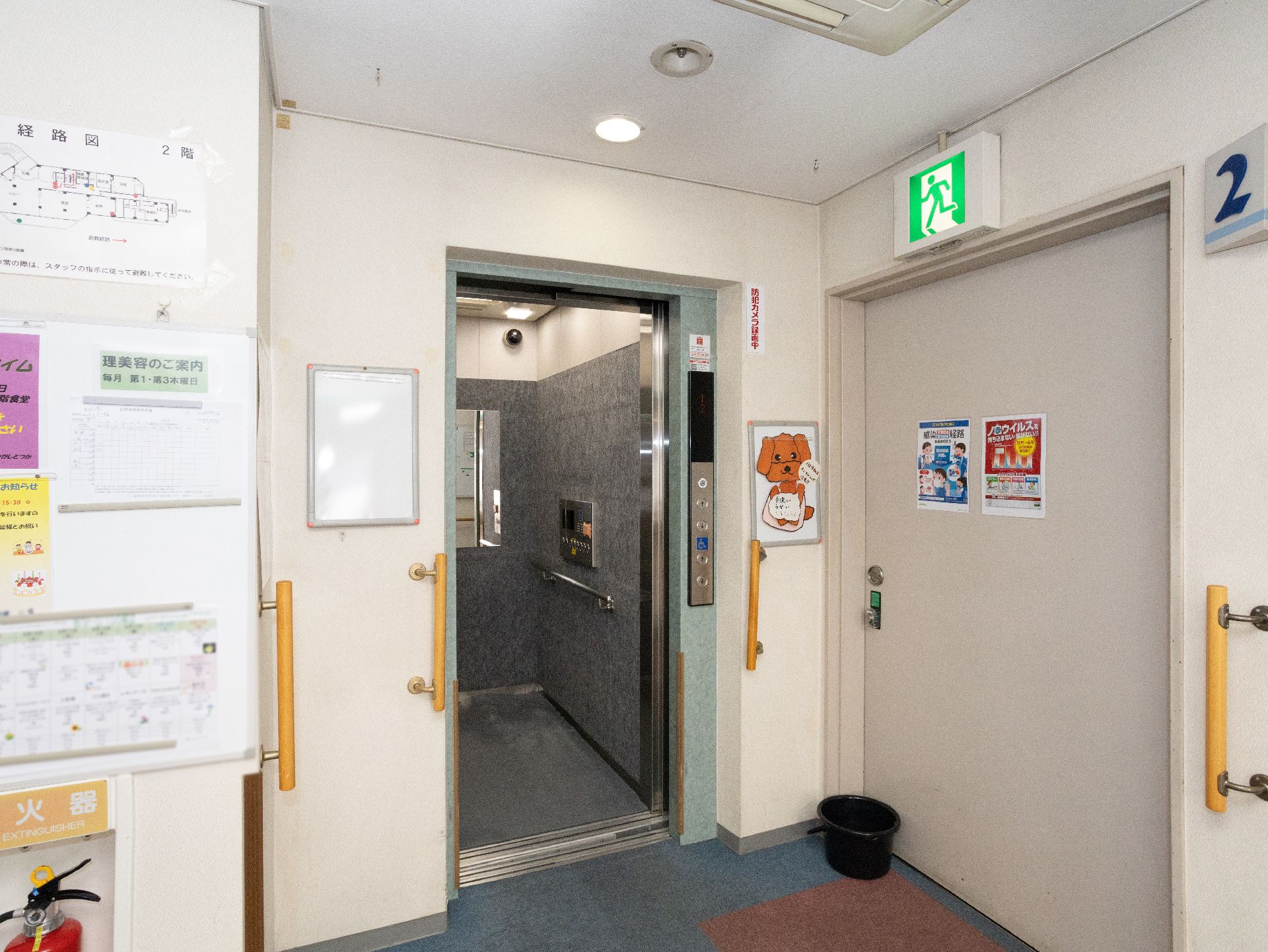 廊下との間に段差は無く、中にも手すりが取り付けられているエレベーター