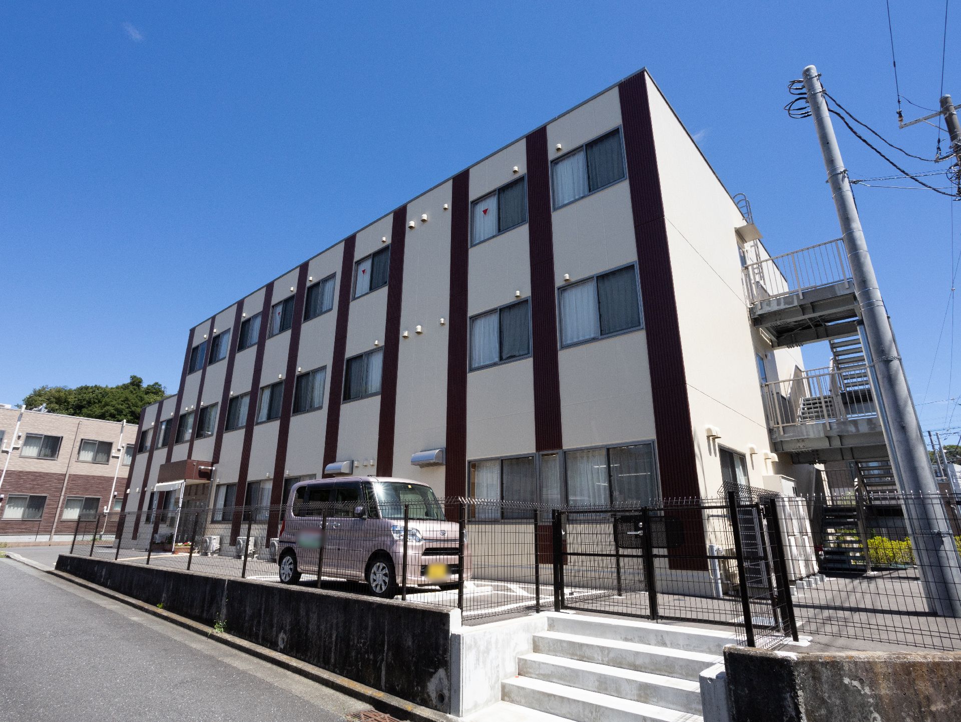 縦じま模様で、遠くからでも施設の場所を確認できる外観