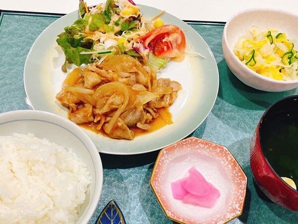 ご飯と漬物、肉のおかずなどが載ったメニュー例