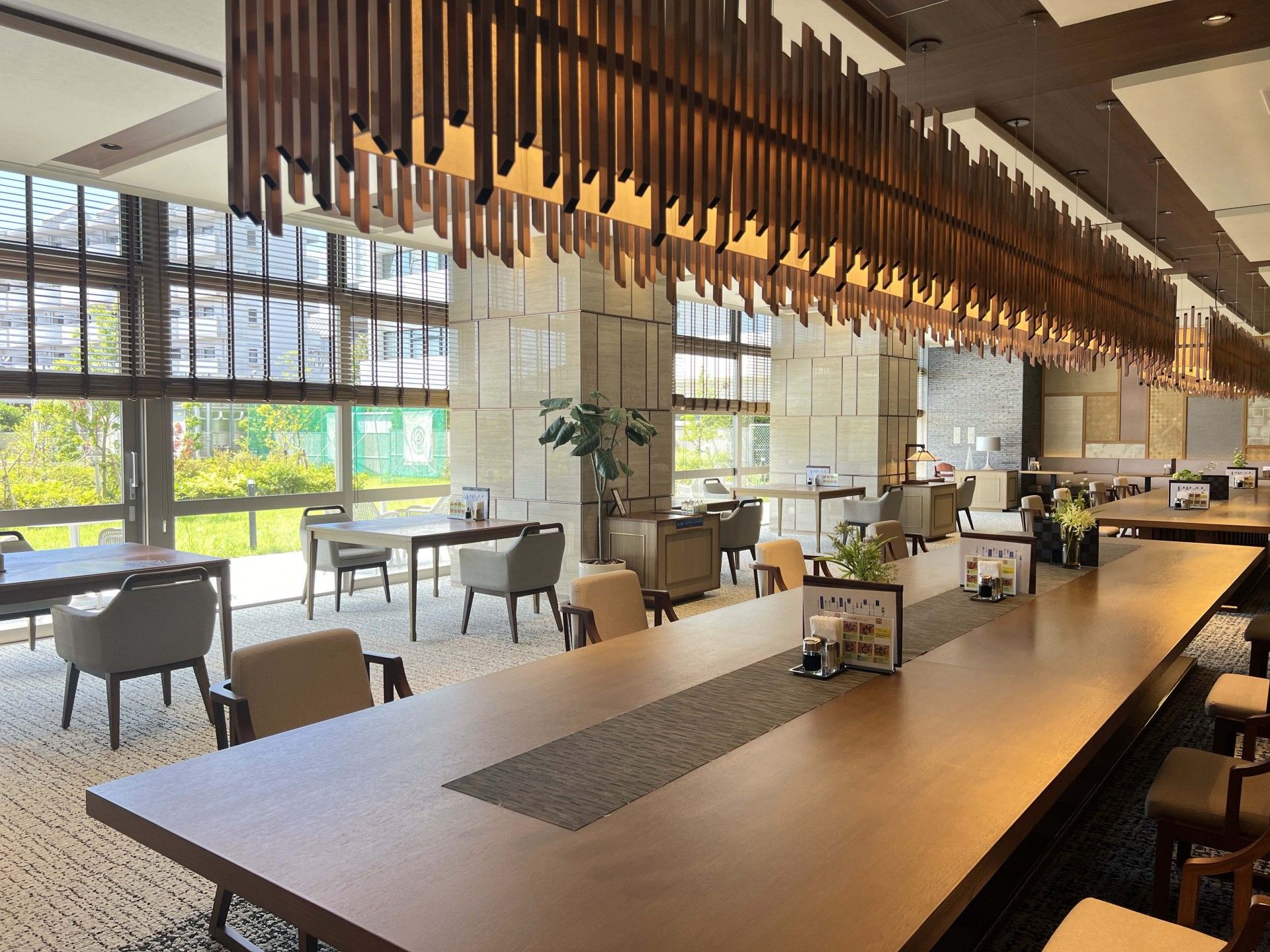 明るい共有ダイニングエリア