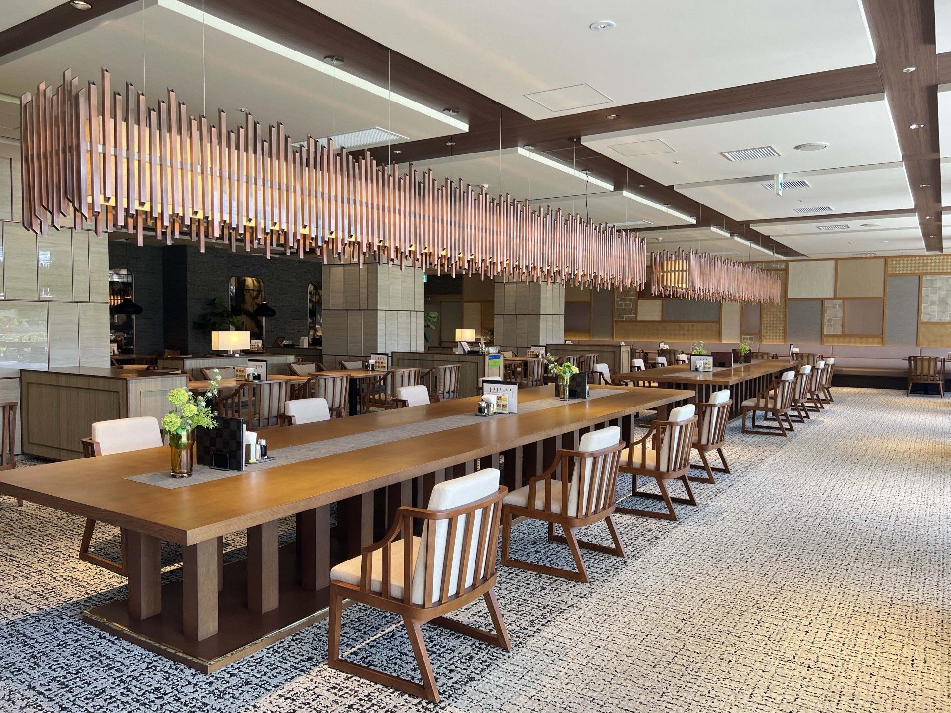 建物内で仕事をしているスタッフ。誰かに目線を合わせ、会話しようとしている。