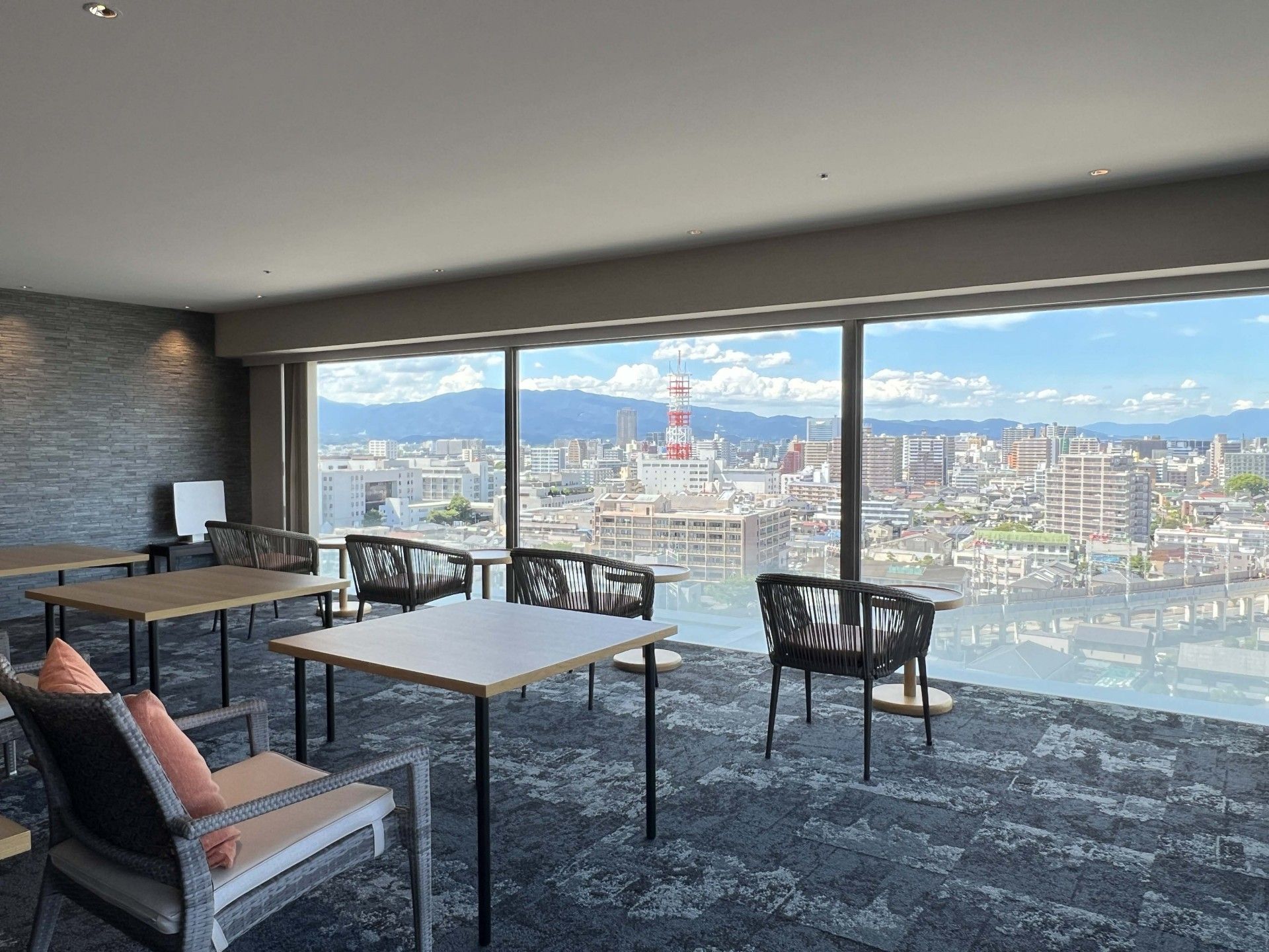 都市の景色が見えるリビング