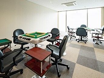 麻雀卓が複数組並べられている施設内の娯楽室
