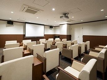 スクリーンが前方にあるAVルームの様子。施設内の娯楽設備の一つ