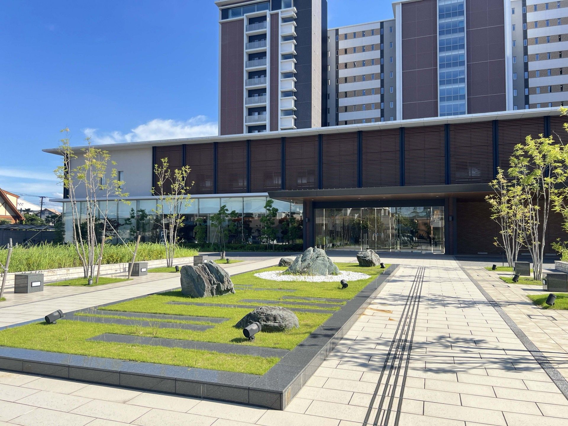 高齢者夫婦二人が寄り添いリラックスしている様子が分かる写真