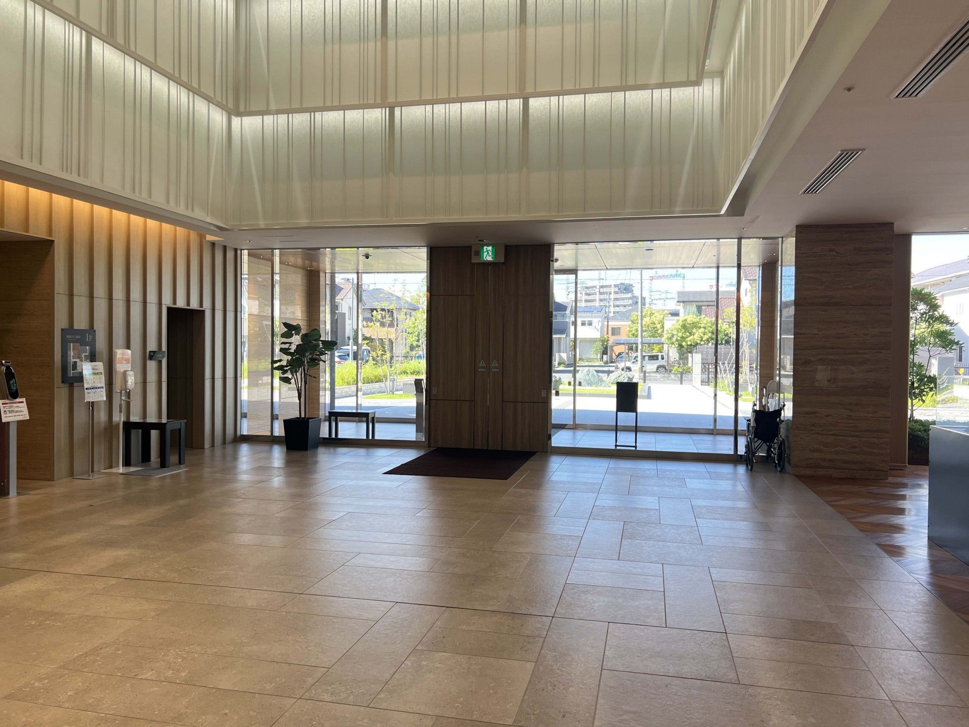 広々としたエントランスホール